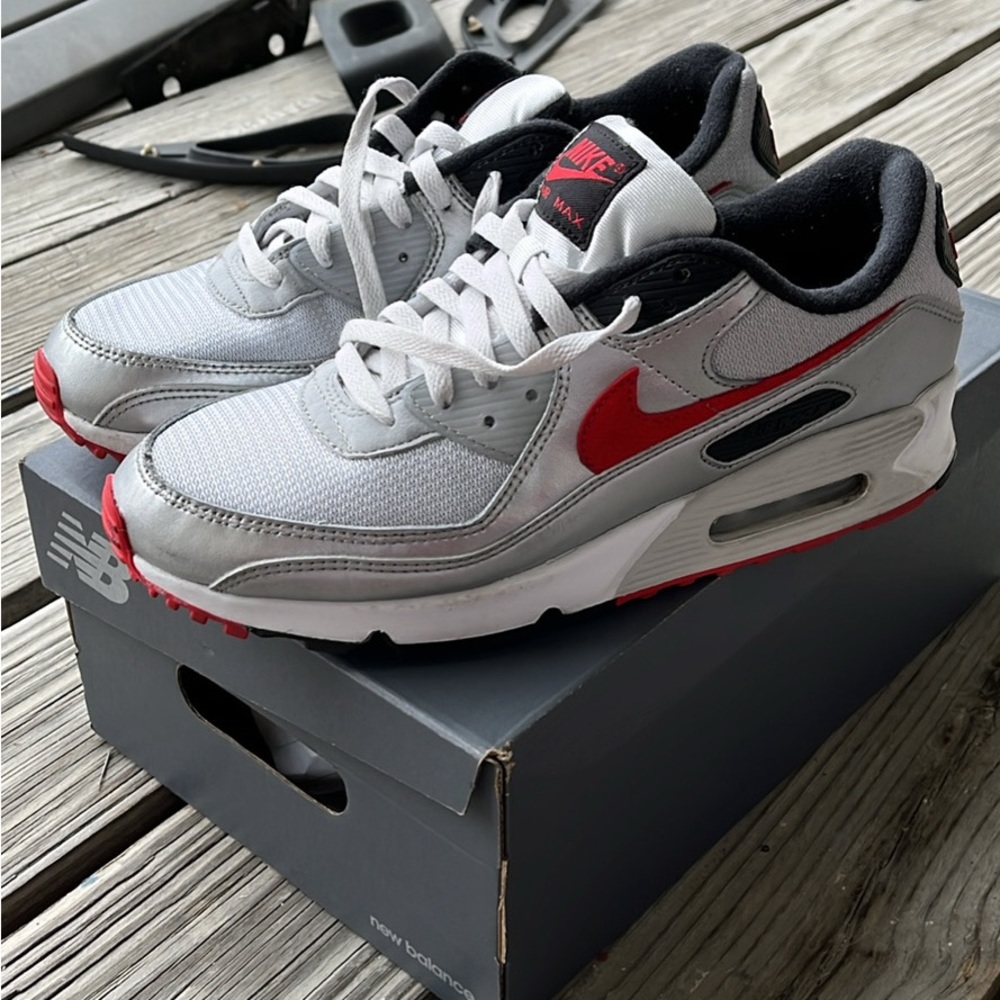 Nike Air Max 90, men’s size 10D, silver bullet